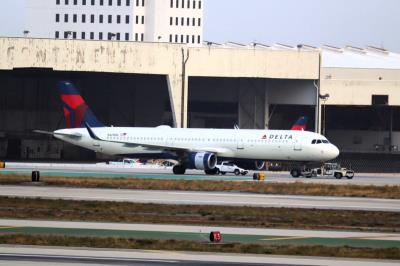 Photo of aircraft N325DN operated by Delta Air Lines