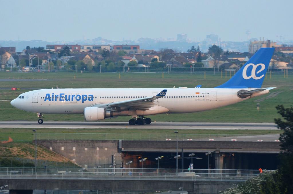 Photo of aircraft EC-KOM operated by Air Europa