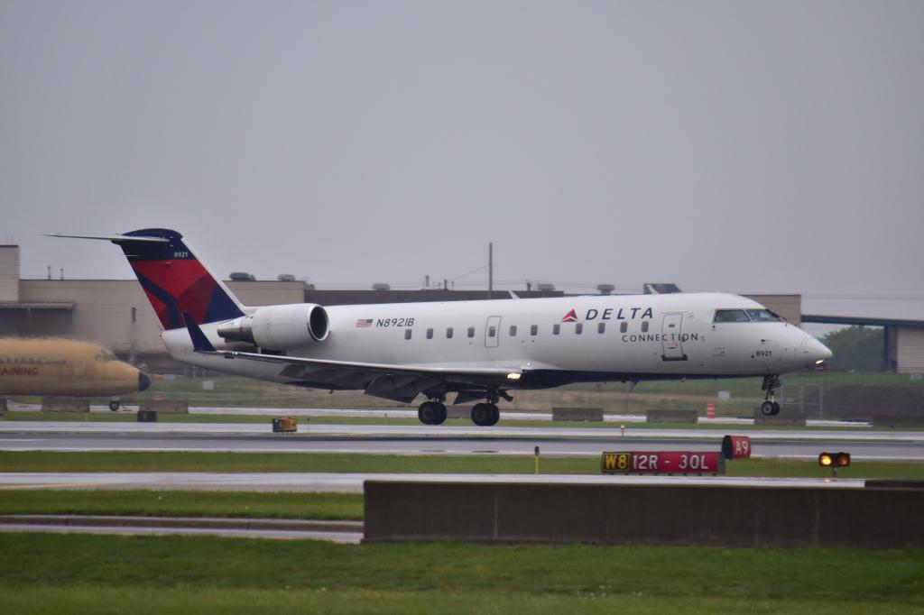 Photo of aircraft N8921B operated by Endeavor Air