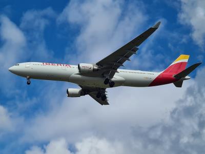 Photo of aircraft EC-LZX operated by Iberia