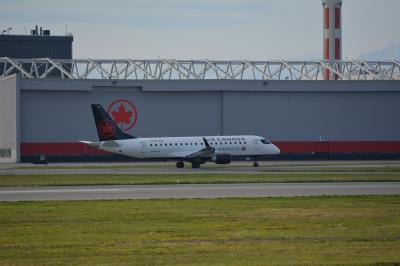 Photo of aircraft C-FEIX operated by Air Canada Express