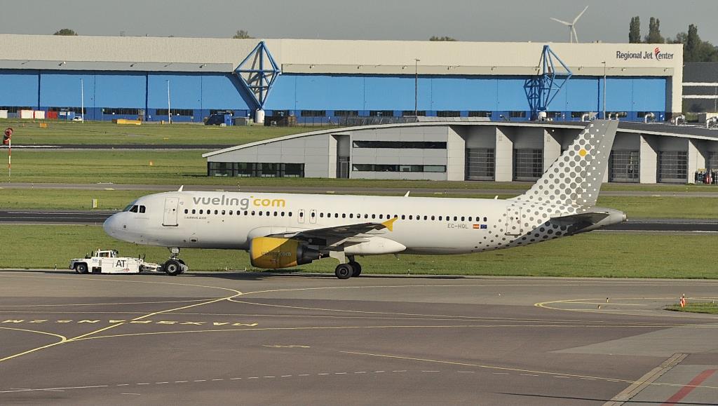 Photo of aircraft EC-HQL operated by Iberia