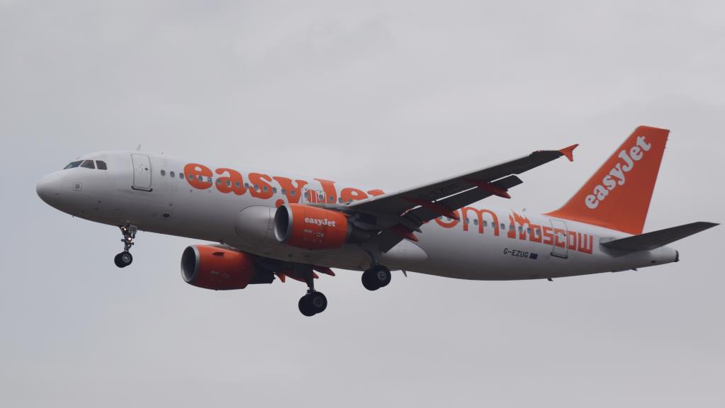 Photo of aircraft G-EZUG operated by easyJet