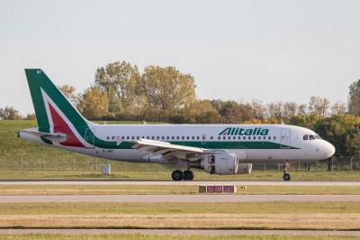 Photo of aircraft EI-IMT operated by Alitalia