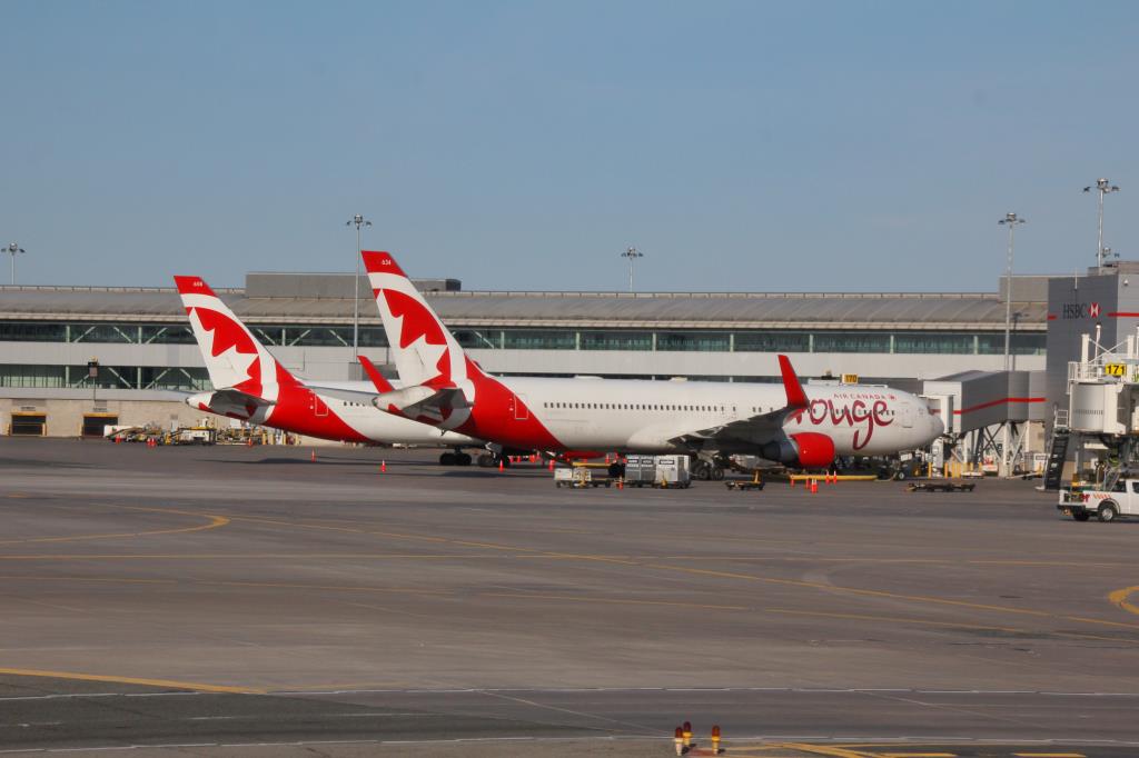 Photo of aircraft C-GHLQ operated by Air Canada Rouge