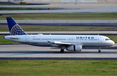 Photo of aircraft N487UA operated by United Airlines