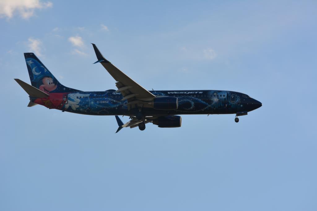 Photo of aircraft C-GWSZ operated by WestJet