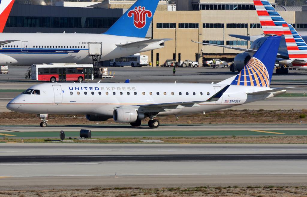 Photo of aircraft N140SY operated by United Express