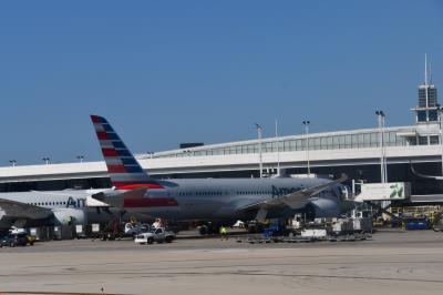 Photo of aircraft N877BF operated by American Airlines