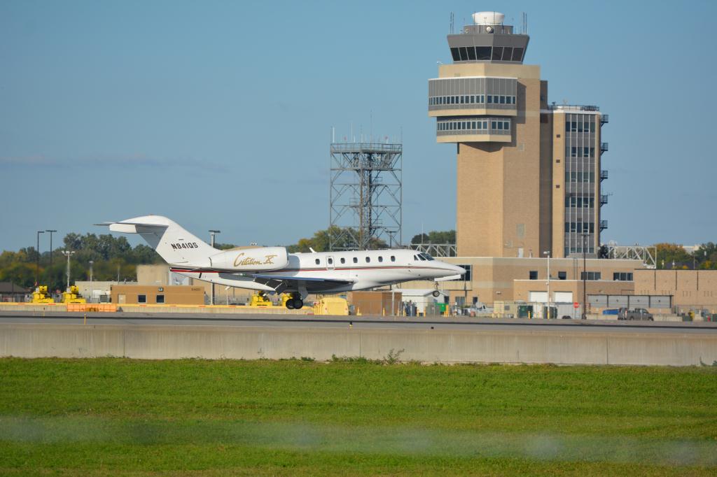 Photo of aircraft N941QS operated by NetJets