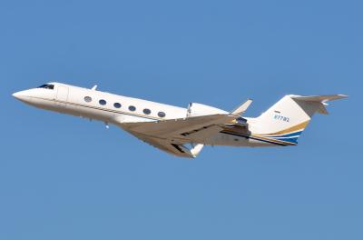 Photo of aircraft N77WL operated by Martin Aviation Inc