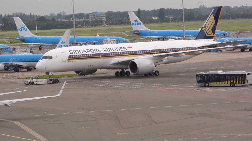 Photo of aircraft 9V-SMP operated by Singapore Airlines