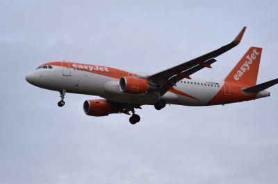 Photo of aircraft G-EZRB operated by easyJet