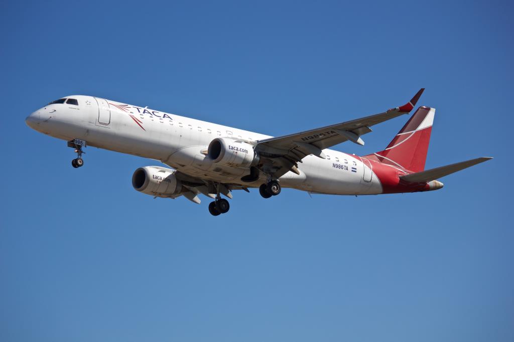 Photo of aircraft N986TA operated by Avianca El Salvador