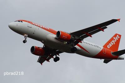 Photo of aircraft G-EZUZ operated by easyJet