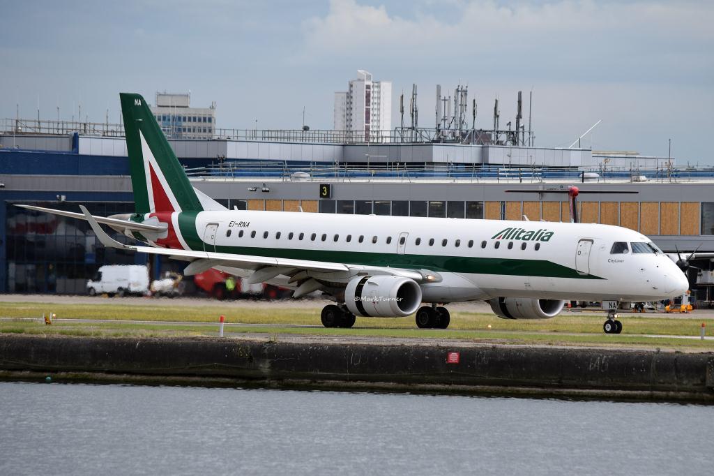 Photo of aircraft EI-RNA operated by Alitalia