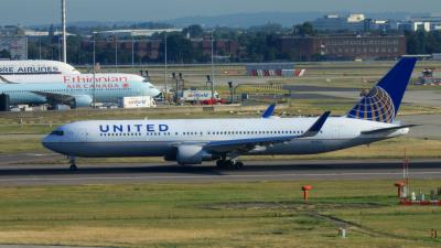 Photo of aircraft N675UA operated by United Airlines