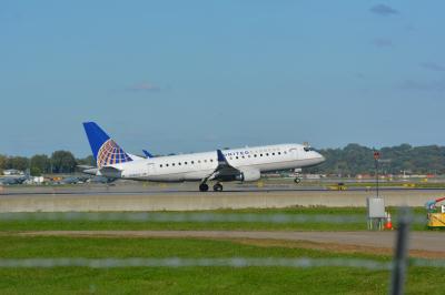 Photo of aircraft N146SY operated by United Express