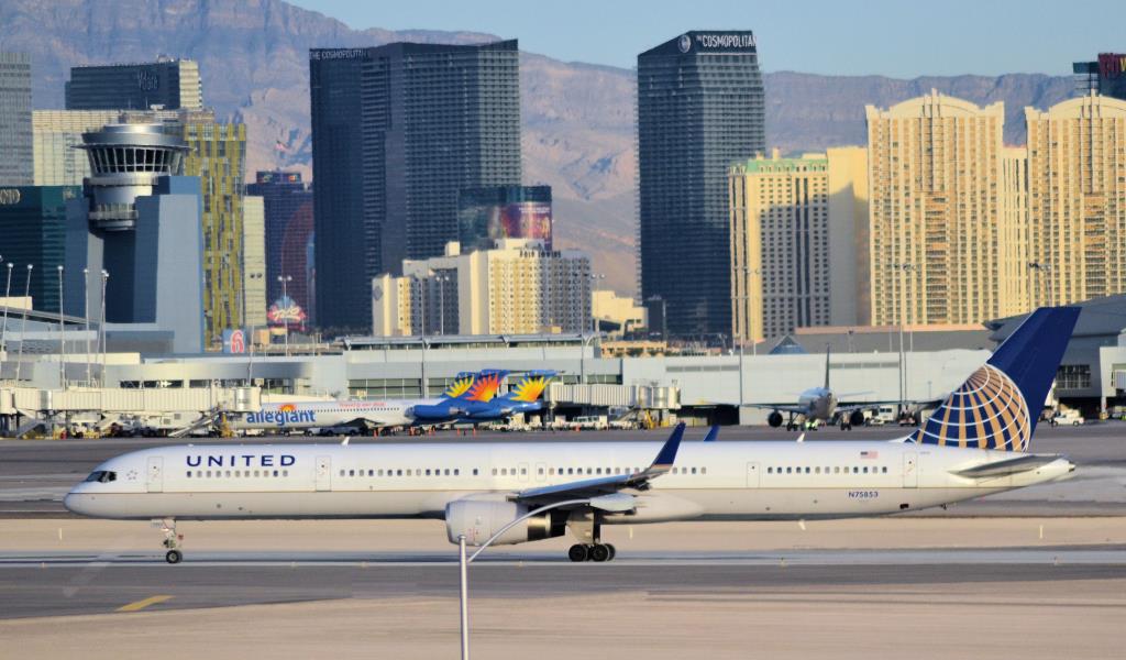 Photo of aircraft N75853 operated by United Airlines