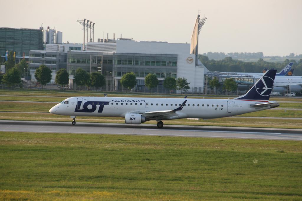 Photo of aircraft SP-LND operated by LOT - Polish Airlines