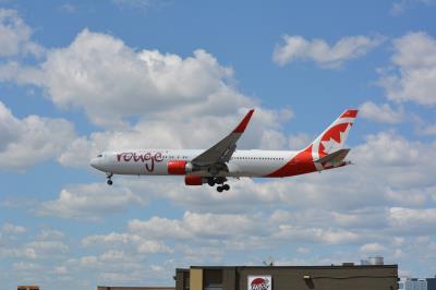 Image of aircraft registration C-FMWQ - A 767-333(ER)(WL) operated by Air Canada Rouge