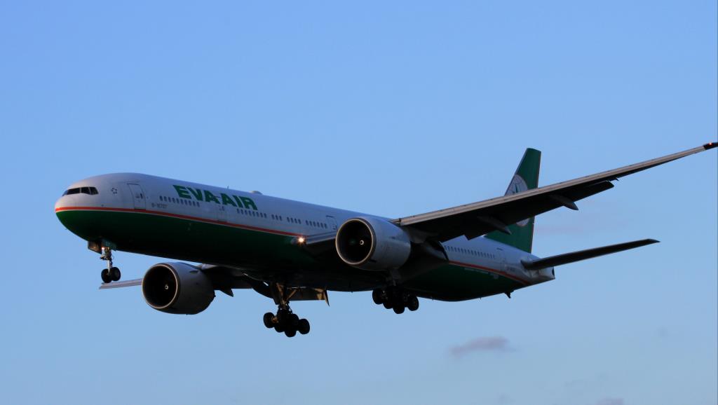 Photo of aircraft B-16707 operated by EVA Air