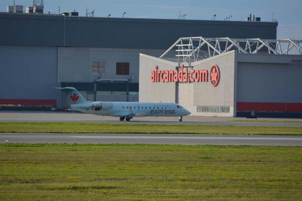 Photo of aircraft C-GUJA operated by Air Canada Express