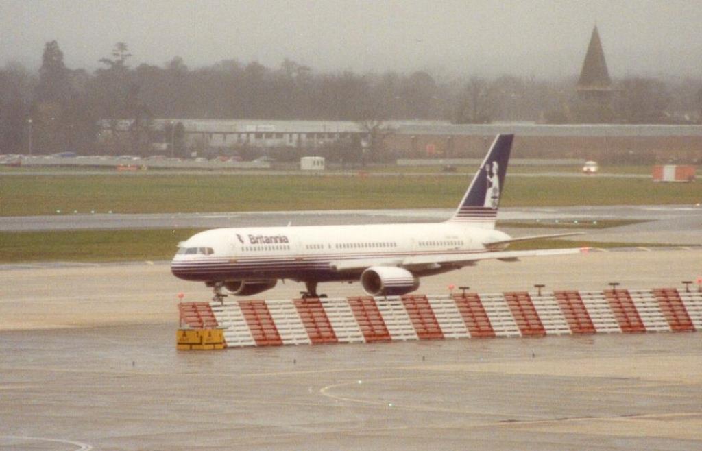 Photo of aircraft PH-AHK operated by Air Holland