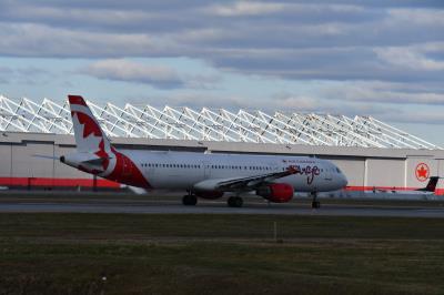 Photo of aircraft C-GHPD operated by Air Canada Rouge