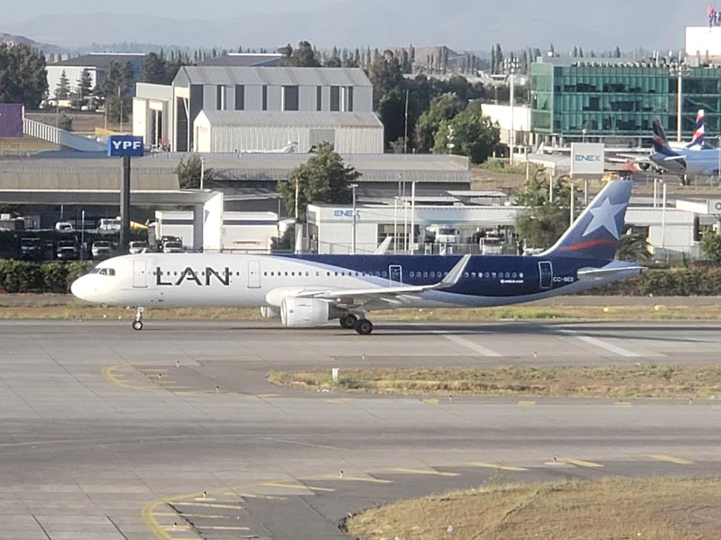 Photo of aircraft CC-BEE operated by LATAM Airlines Chile