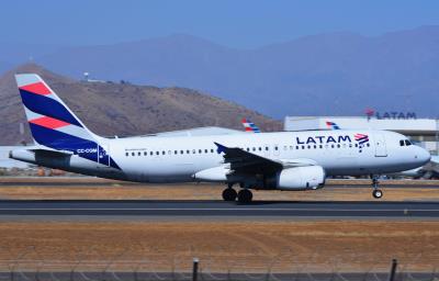 Photo of aircraft CC-CQM operated by LATAM Airlines Chile