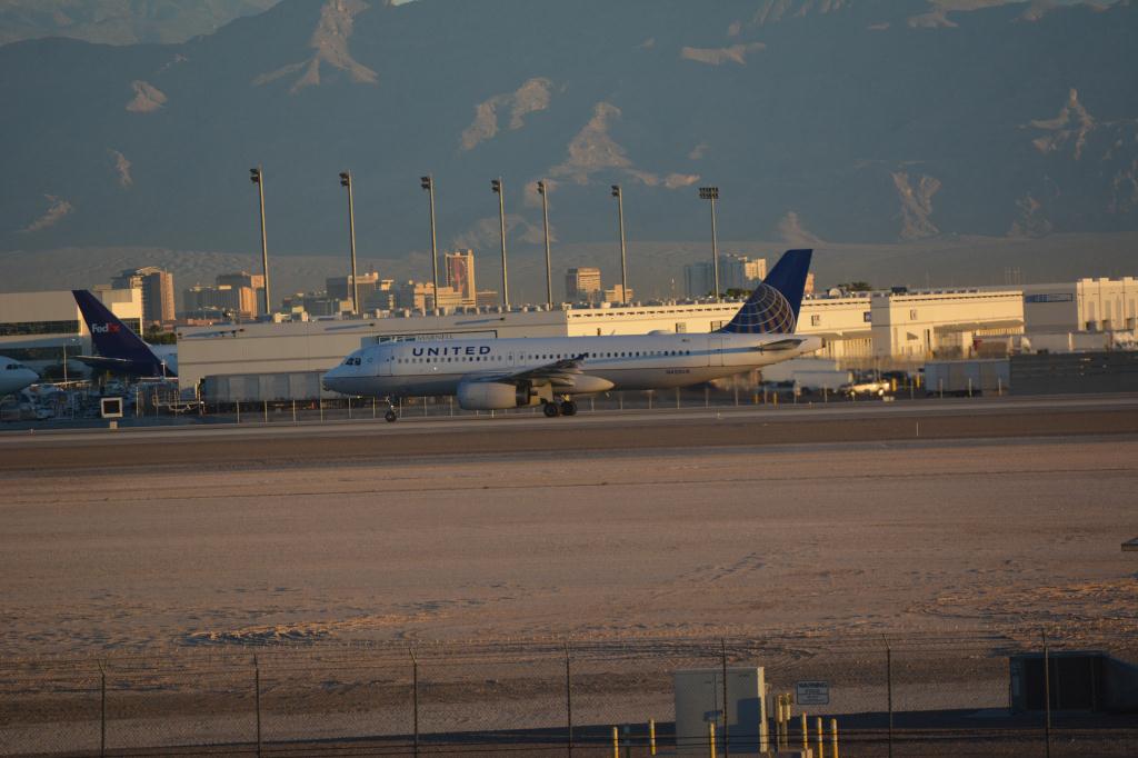Photo of aircraft N452UA operated by United Airlines