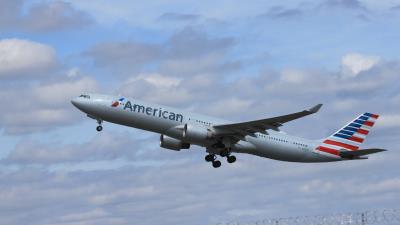 Photo of aircraft N275AY operated by American Airlines
