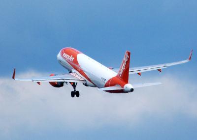 Photo of aircraft G-EZOO operated by easyJet