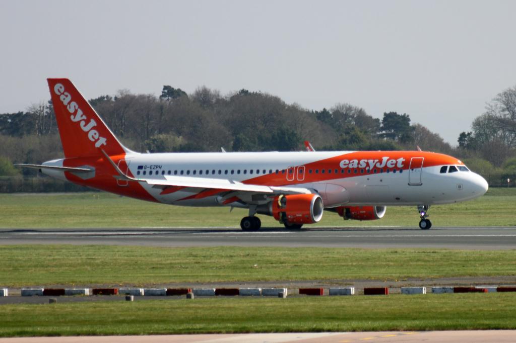 Photo of aircraft G-EZPH operated by easyJet