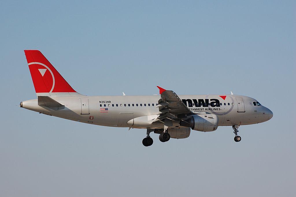 Photo of aircraft N323NB operated by Northwest Airlines