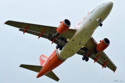 Image of aircraft registration G-EZIW - A A319-111 operated by easyJet