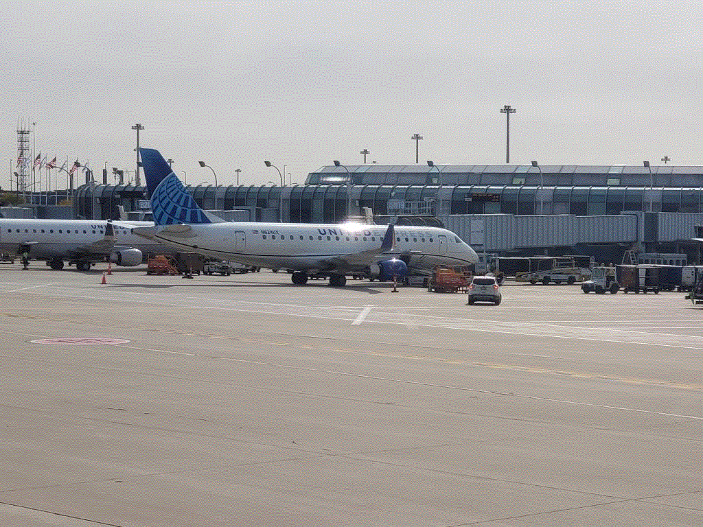 Photo of aircraft N624UX operated by United Express