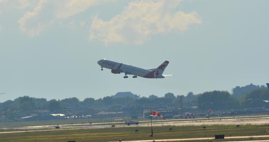 Photo of aircraft C-FMWQ operated by Air Canada Rouge