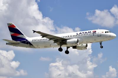 Photo of aircraft CC-BAR operated by LATAM Airlines Chile