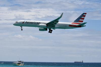 Photo of aircraft N172AJ operated by American Airlines
