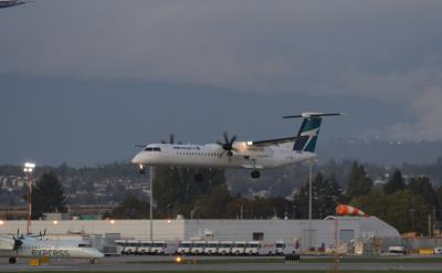Photo of aircraft C-FTEN operated by WestJet Encore