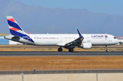Photo of aircraft CC-BEE operated by LATAM Airlines Chile