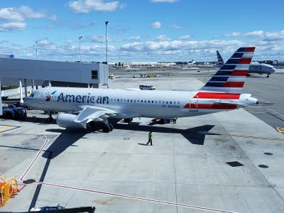 Image of aircraft registration N647AW - A A320-232 operated by American Airlines