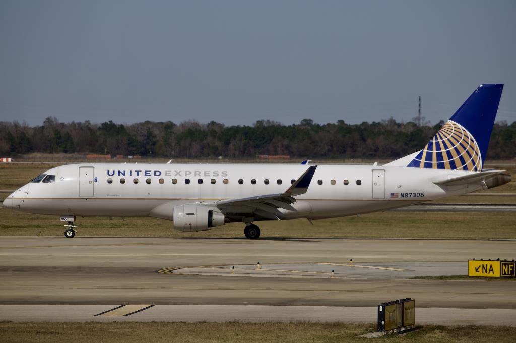 Photo of aircraft N87306 operated by United Express