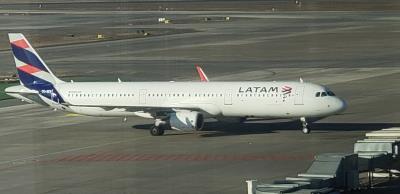 Photo of aircraft CC-BEK operated by LATAM Airlines Chile