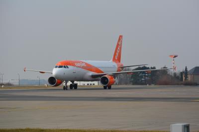 Image of aircraft registration G-EZUM - A A320-214 operated by easyJet
