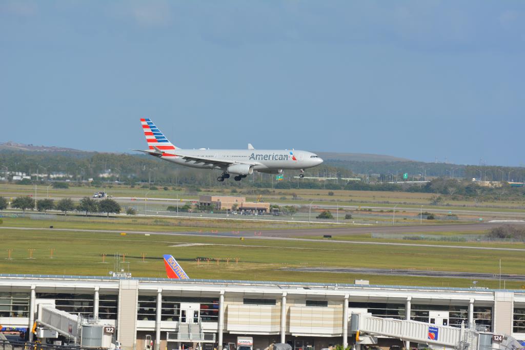 Photo of aircraft N284AY operated by American Airlines