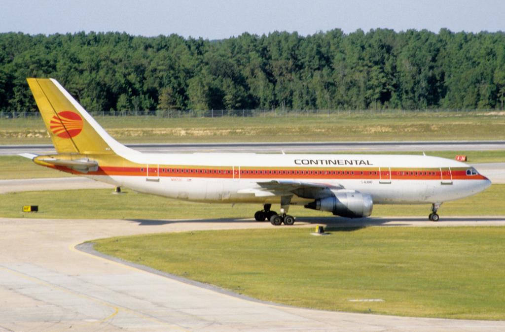 Photo of aircraft N972C operated by Continental Air Lines