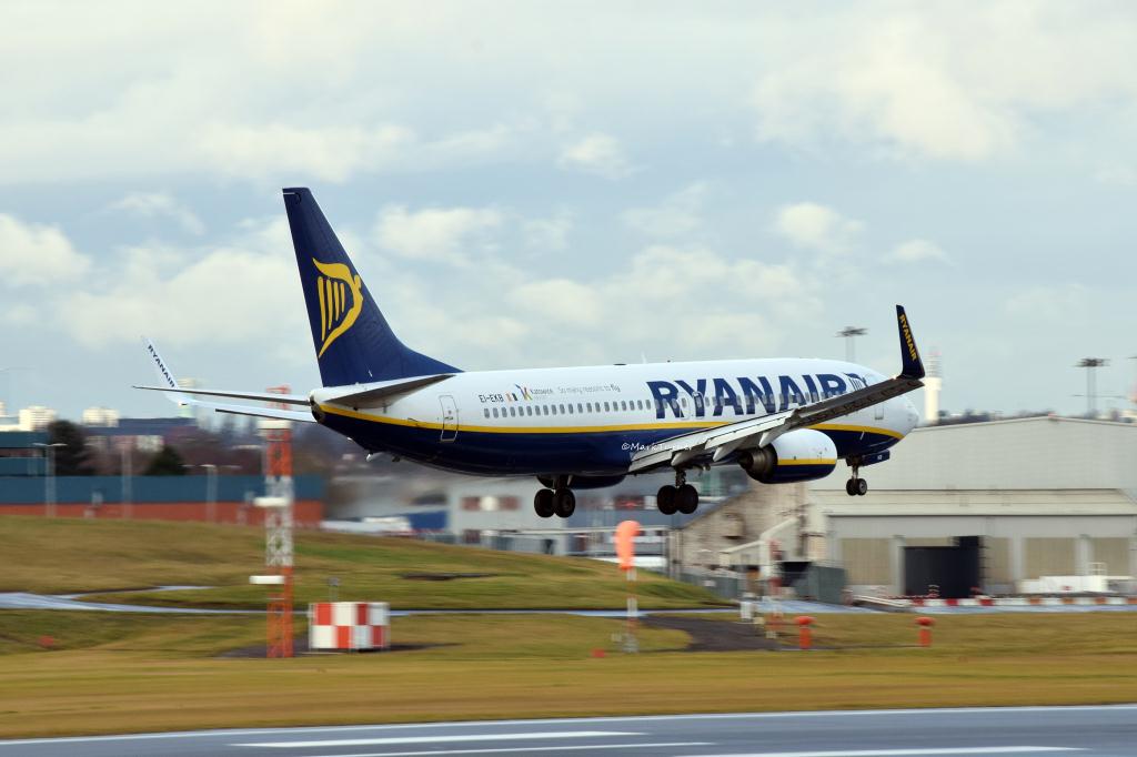 Photo of aircraft EI-EKB operated by Ryanair